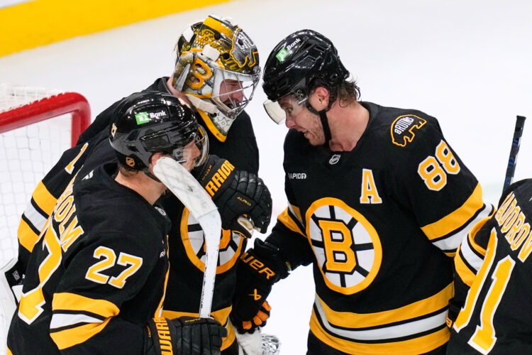 Pastrnak scores twice, Bruins beat Maple Leafs for 7th straight win